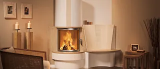 Feuer im Kamin im Wohnzimmer