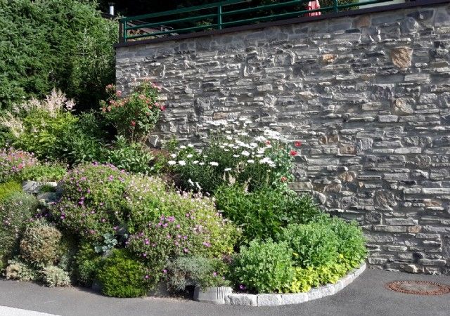 Neue Wandverkleidung mit Kunststeinen bei Zell am See